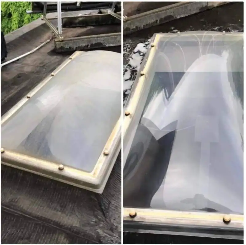 Vuile en gereinigde lichtkoepel op een plat dak